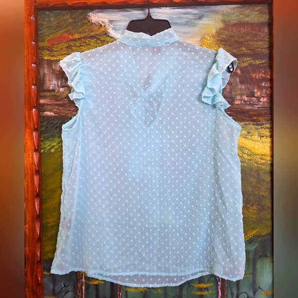 Woman blouse. Size medium.        100% Polyester. Excelent condition! - Picture 3 of 6